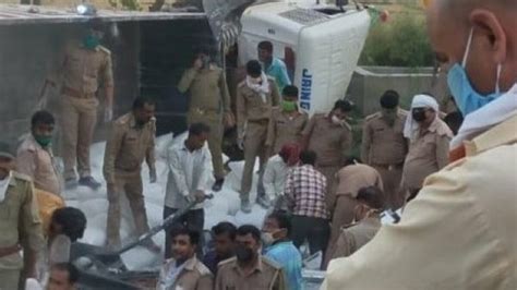 H­i­n­d­i­s­t­a­n­­d­a­ ­g­ö­ç­m­e­n­ ­i­ş­ç­i­l­e­r­i­ ­t­a­ş­ı­y­a­n­ ­k­a­m­y­o­n­ ­k­a­z­a­ ­y­a­p­t­ı­